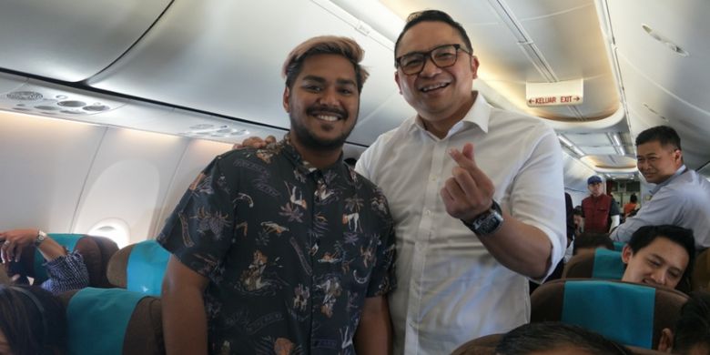 Abdul dan Dirut Garuda Indonesia I Gusti Ngurah Ashkara Danadiputra atau biasa disapa Ari Askhara di pesawat Garuda Indonesia, Rabu (9/1/2019).
