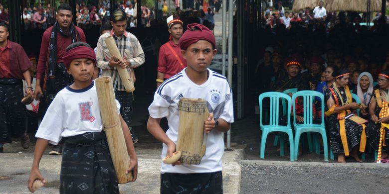 Kaum laki-laki Ngada ditugaskan untuk menyuguhkan tuak atau moke lokal untuk menggantikan minuman air setelah makan uwi (ubi) saat ritual Reba Ngada dilaksanakan di Kampung Langa, Kecamatan Bajawa, Kabupaten Ngada, Flores, NTT, Selasa (15/1/2019). 