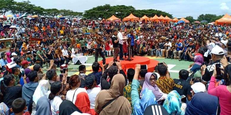 Presiden Joko Widodo didampingi Ibu Negara Iriana menghadiri Gebyar Bakso Merah Putih, pada Minggu (3/3/2019) di Area Deltamas, Cikarang, Jawa Barat. 