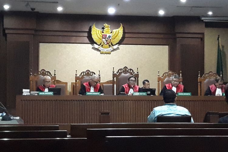 Ahli hukum pidana dari Universitas Jenderal Soedirman Noor Aziz Said memberikan keterangan di Pengadilan Tipikor Jakarta, Jumat (11/5/2018).