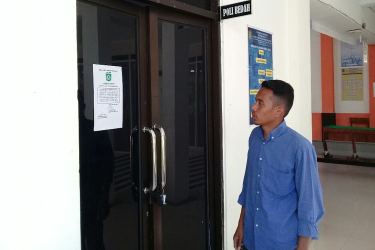 Salah satu dari beberapa ruangan Poli yang ditutup menyusul aksi mogok kerja pegawai RSUD Kota Bima, Senin (11/3/2019). Para pegawai menuntut pembayaran uang jasa pelayanan yang belum cair selama 3 bulan.