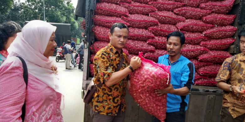 Kementerian Pertanian RI menyelenggarakan operasi pasar di Jakarta dan Surabaya untuk menjaga kestabilan harga bawang merah yang tengah naik beberapa hari terakhir karena mundurnya musim tanam 