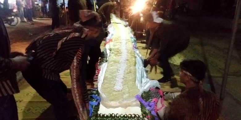 Warga mengarak kerupuk puli sepanjang 15 meter saat peringatan Nisfu Syaban di Desa Kendengsidialit, Kecamatan Welahan, Kabupaten Jepara, Jawa Tengah, Minggu (21/4/2019) malam.