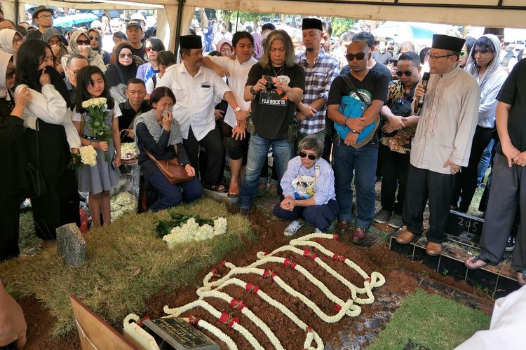 Suasana pemakaman Produser sekaligus Direktur PFN Muhammad Abduh Aziz di TPU Tanjung Barat, Pasar Minggu, Jakarta Selatan, Senin (1/7/2019).