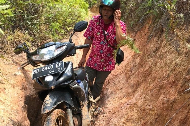 Caleg DPD nomor urut 24 Dapil Bengkulu bersama motornya saat mengunjungi desa-desa di pedalaman Bengkulu. Ia bernazar akan berjalan sejah 544 km bila terpilih