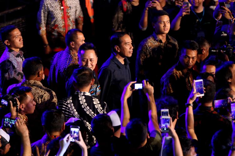 Presiden Joko Widodo datang ke Syncronize Fest 2017 di Gambir Expo Kemayoran, Jakarta, Sabtu (7/10/2017). Festival musik yang berlangsung selama tiga hari hingga Minggu, 8 Oktober tersebut, menampilkan beberapa musisi seperti ada Bangkutaman, Jason Ranti, Adhitya Sofyan, Float, Pee Wee Gaskin, Indische Party, dan Hello Dangdut.