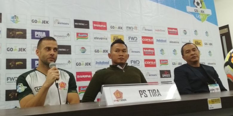 Bomber PS Tira Alexandar Rakic saat menghadiri sesi konferensi pers usai laga kontra Persib Bandung di Stadion Gelora Bandung Lautan Api (GBLA), Senin (26/3/2018).