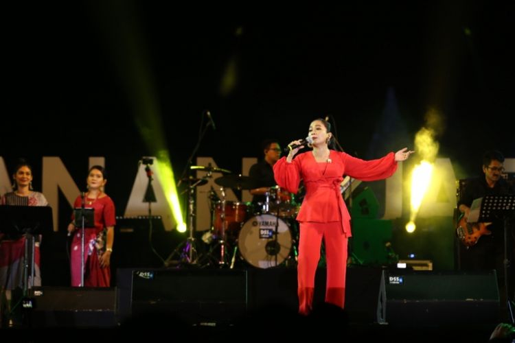 Penampilan diva asal Malaysia Sheila Majid bersama musisi Tohpati di Prambanan Jazz Festival 2018, Yogyakarta, Jumat (17/8/2018) malam.