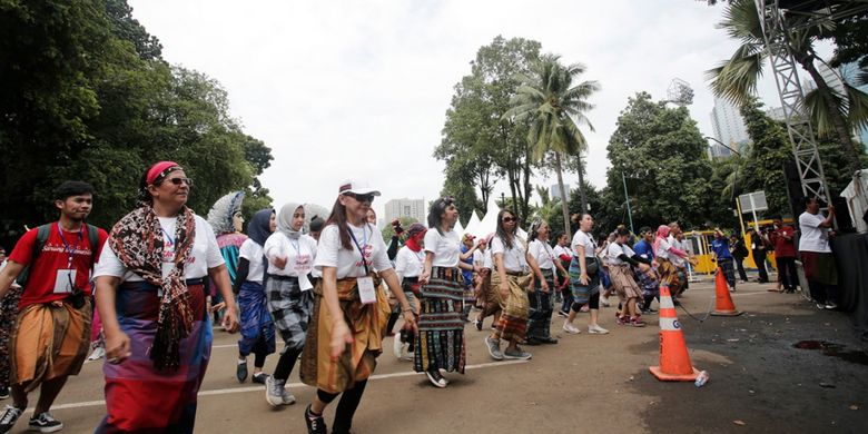 Kemenristekdikti, L2Dikti Wilayah 3 dan 19 pendidikan tinggi turut mendukung pagelaran Festival Sarung Indonesia 2019 yang digelar di Plaza Timur Gelora Bung Karno (GBK), Jakarta, Minggu (3/3/2019).
