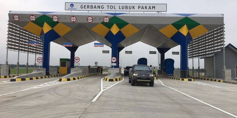 Kondisi aktual Jalan Tol Trans Sumatera ruas Medan-Kuala Namu-Tebing Tinggi. Tampak dalam gambar Gerbang Tol (GT) Lubuk Pakam.