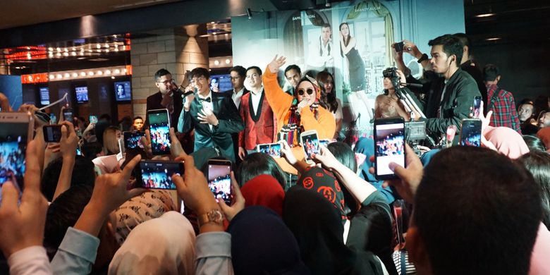 Artis musik Melly Goeslaw dan rekan duetnya, Rama Davis dalam Eksklusif Screening film Eiffel Im In Love 2 di CGV Grand Indonesia, Tanah Abang, Jakarta Pusat, Minggu (11/2/2018).