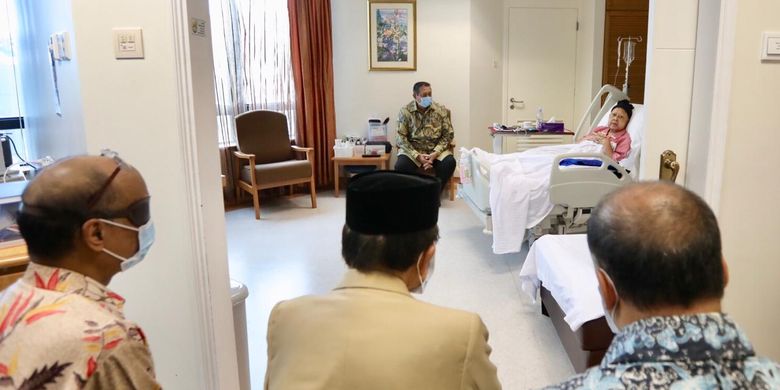 Presiden ke-3 RI BJ Habibie menjenguk Ani Yudhoyono, di Singapura, Minggu (28/4/2019).