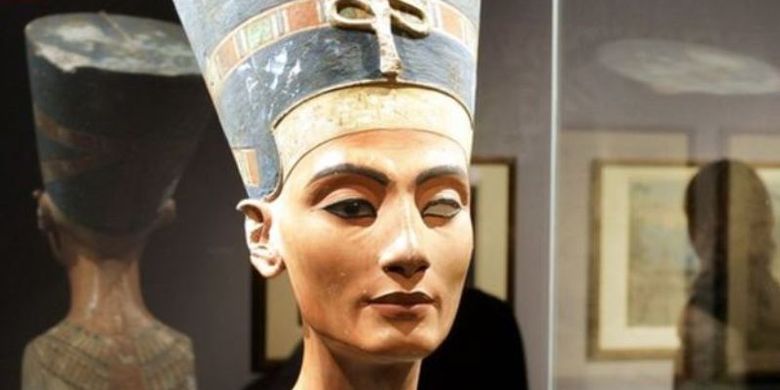 Patung Ratu Nefertiti yang dipamerkan di museum di Berlin. 