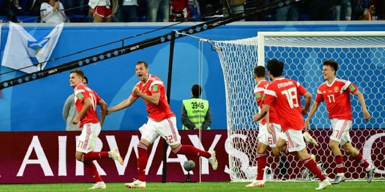 Roman Zobnin, Artem Dzyuba, dan Denis Cheryshev merayakan gol Rusia ke gawang Mesir pada pertandingan Grup A Piala Dunia 2018 di St. Petersburg, 19 Juni 2018. 