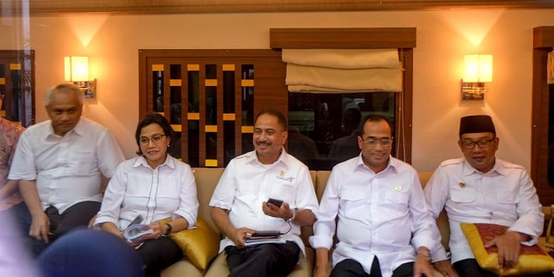 Menpar bersama Menteri Keuangan Sri Mulyani, Menterian Perhubungan Budi Karya Sumadi, lalu Gubernur Jawa Barat (Jabar) Ridwan Kamil.