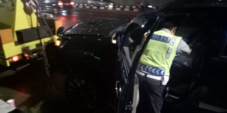 Sempat terjadi perbincangan antara polisi dan sopir yang menderek mobil yang diduga terlibat kecelakaan dengan Setya Novanto.