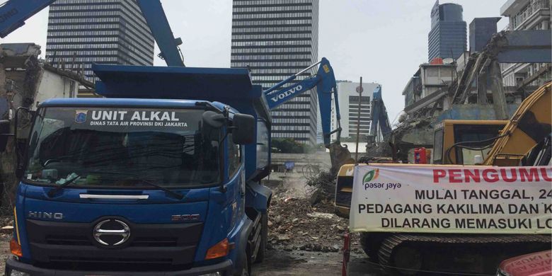 Pemkot Jakarta Pusta robohkan sejumlah bangunan di eks Pasar Blora. Lahan tersebut akan dijadikan commanditer center TOD Dukuh Atas, Kamis (25/1/2018).