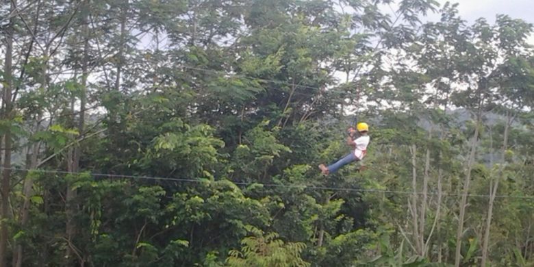 Pengunjung Eling Bening, di Kabupaten Semarang, Jawa Tengah, saat bermain flying fox.