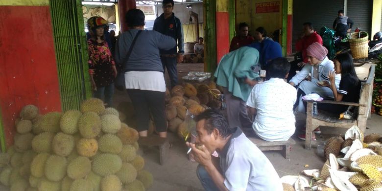 Buah durian diperjualikan di Pasar Durian, Semarang, Jawa Tengah, Sabtu (26/1/2019). 