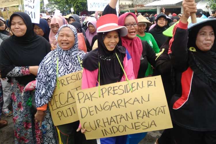 Para perempuan yang turut berpartisipasi dalam aksi nelayan Lamongan menolak aturan penggunaan cantrang.