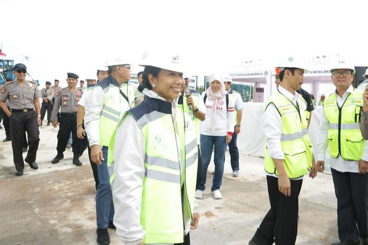 Menteri BUMN, Rini Soemarno mengunjungi langsung lokasi pembangunan ruas tol ruas Bakauheni - Terbanggi Besar, Kamis (31/01/2019).