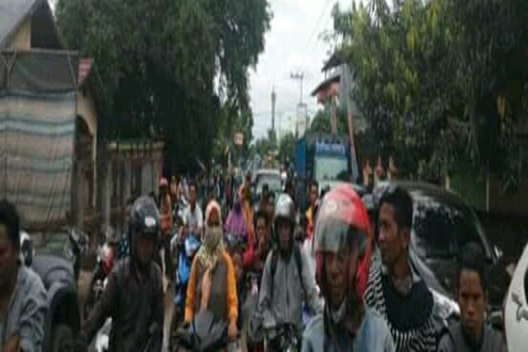 Ratusan kendaraan terjebak kemacetan di ruas jalan utama di Kecamatan Bolo, Kabupaten Bima menyusul adanya aksi blokde, Kamis (14/4/2019)