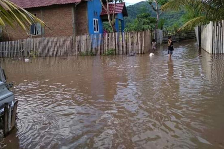 Hujan deras yang mengguyur wilayah Kota Bima pada Kamis (28/3/2019) siang mengakibatkan 7 Kelurahan di wilayah itu diterjang banjir bandang.