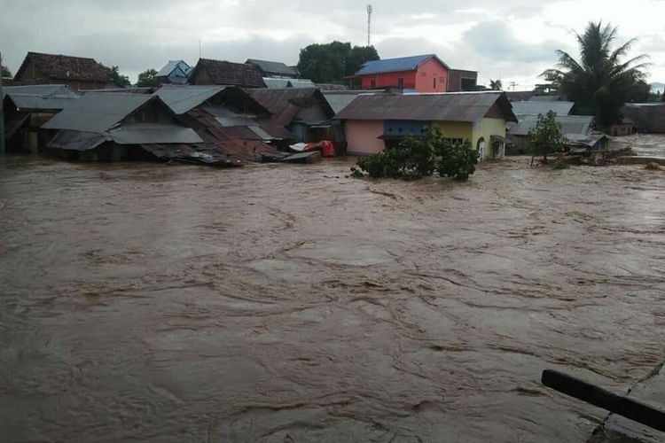 Banjir terjang 4 Kelurahan di Kabupaten Dompu, NTB pada Rabu Sore (3/4)