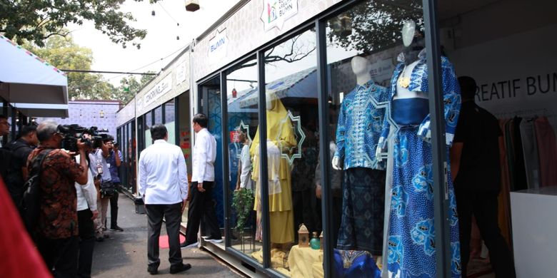 Stand batik Betawi Elemwe di acara peresmian Halal Park di area Stadion Utama Gelora Bung Karno Jakarta.