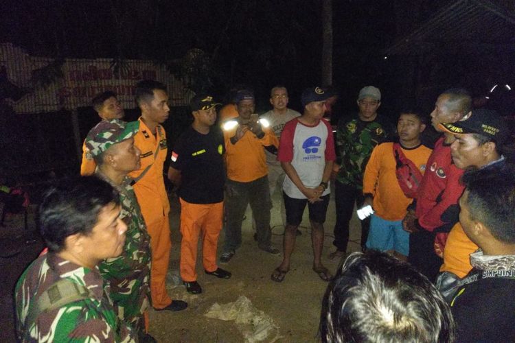 SAR Gabungan sedang melakukan koordinasi pencarian korban tenggelam di tempuran Sungai Bedog dan Sungai Progo tepatnya di Dusun Mangir Kidul, Desa Sendangsari, Kecamatan Pajangan, Bantul, pada Minggu (5/5/2019) malam. 