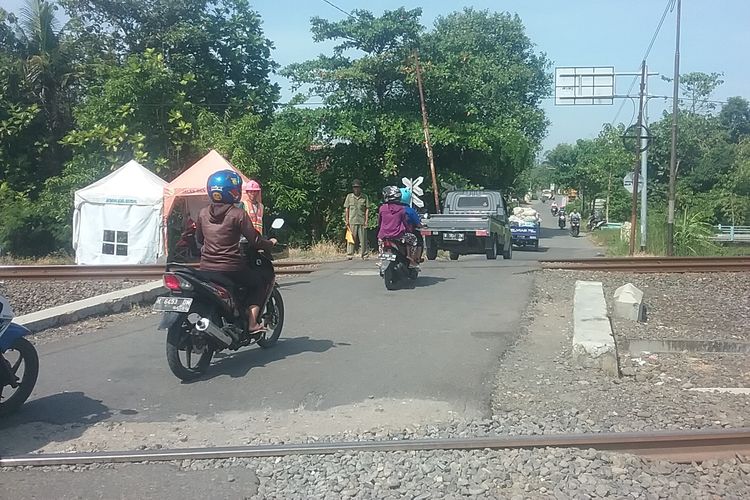 Penjaga perlintasan kereta api tak berpalang pintu di Srogo Brangsong Kendal Jawa Tengah. 