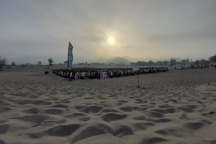 Ribuan umat muslim di kawasan Pantai Selatan Kabupaten Bantul, Yogyakarta melaksanakan salat Idul Fitri 1 Syawal 1440 H di Gumuk Pasir Bacan yang berada di Kawasan Pantai Parangtritis, Desa Parangtritis, Kecamatan Kretek. Rabu (5/6/2019)