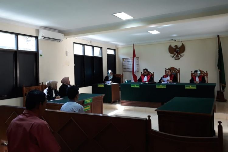 Suasana sidang dengan agenda pembacaan vonis di Pengadilan Negeri Gunungkidul dalam kasus pembakaran surat suara pemilu 2019, Senin (24/6/2019). 
