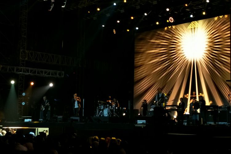 Penampilan Dewa 19 feat Ari Lasso & Dul Jaelani di We The Fest 2019 di Jiexpo, Kemayoran, Jakarta Pusat, Jumat (19/7/2019).