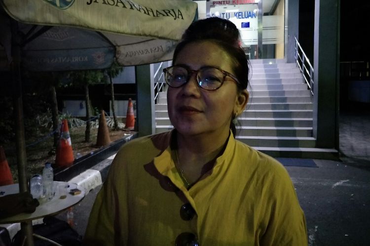 Ibunda Kriss Hatta Tuty Suratinah di Polda Metro Jaya, Semanggi, Jakarta Selatan, Sabtu (27/7/2019).