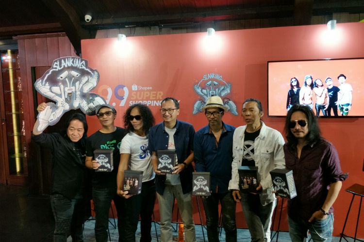 Slank bersama perwakilan pihak Shopee merilis album baru Slanking Forever di kawasan Gunawarman, Jakarta Selatan, Kamis (22/8/2019).