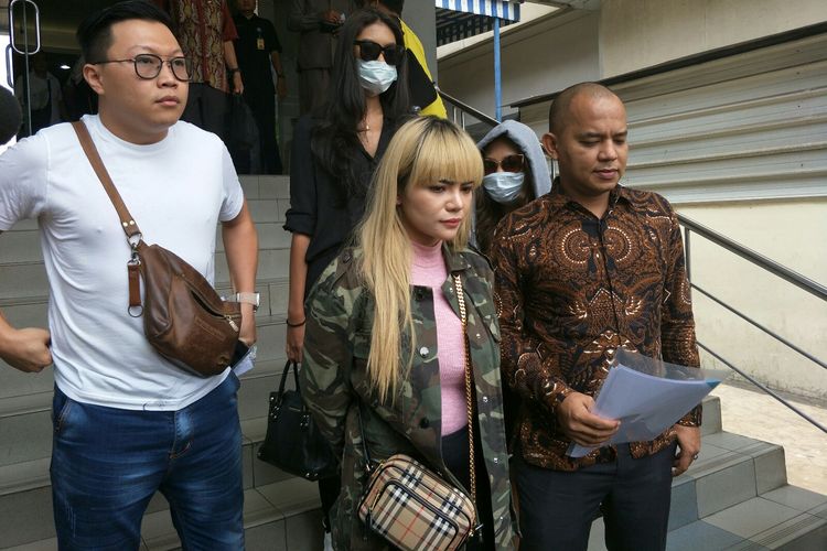 Dinar Candy didampingi kuasa hukum dan manajernya di Polda Metro Jaya, Semanggi, Jakarta Selatan, Kamis (19/9/2019).