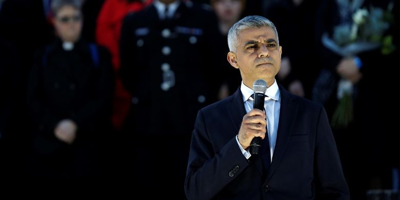 Wali kota London Sadiq Khan berbicara dalam doa bersama mengenang korban serangan teror yang digelar di Trafalgar Square, London, Kamis (23/3/2017).