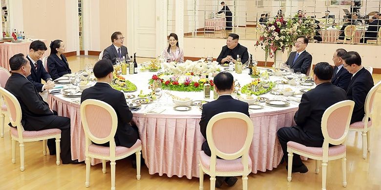Pemimpin Korea Utara Kim Jong Un (kanan tengah) berbicara dengan delegasi Korea Selatan saat makan malam di Pyongyang, Korea Utara, Senin (5/3/2018). (KCNA via AFP)