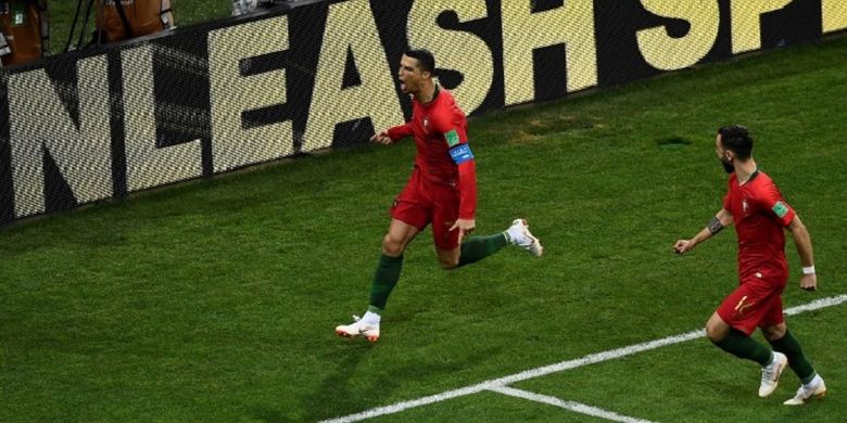 Cristiano Ronaldo melakukan selebrasi untuk merayakan gol Portugal ke gawang Spanyol pada laga Grup B Piala Dunia 2018 di Sochi, 15 Juni 2018. 