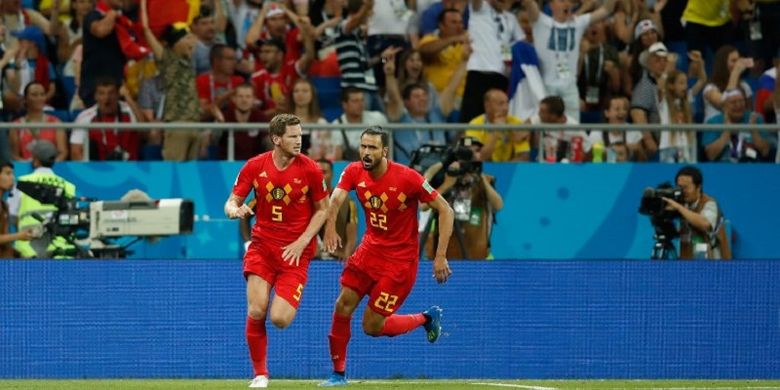 Jan Vertonghen dan Nacer Chadli merayakan gol Belgia ke gawang Jepang pada babak 16 besar Piala Dunia 2018 di Rostov Arena, 2 Juli 2018. 