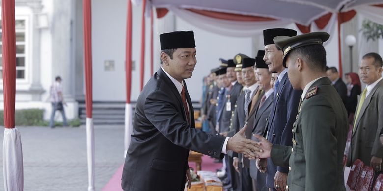 Wali Kota Semarang Hendrar Prihadi menyalimi musyawarah pimpinan daerah (muspida) di upacara peringatan Hari Kesaktian Pancasila di Halaman Balai Kota Semarang, Senin (1/10/2018). 