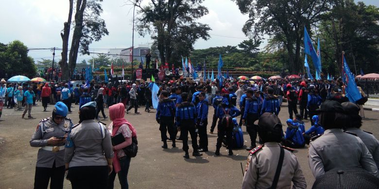 Ribuan buruh saat berorasi dalam peringatan May Day di halaman Gedung Sate, Jalan Diponegoro, Rabu (1/5/2019).