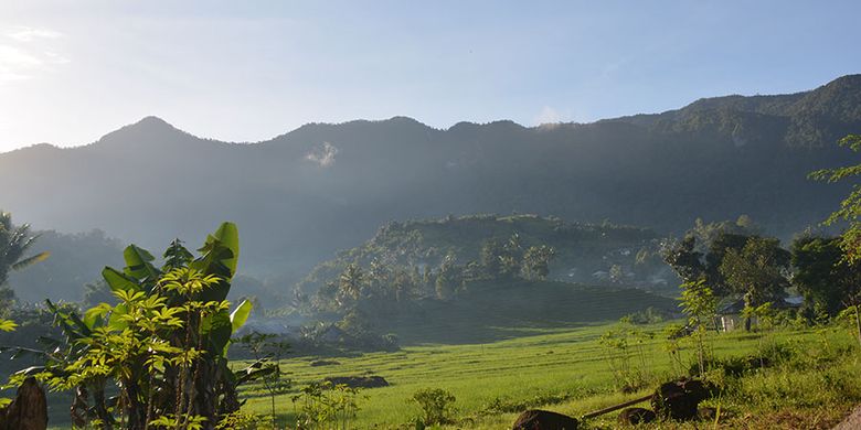 Keindahan Puncak Poso Kuwuh dilihat dari Lembah Ranggu-Kolang, Kecamatan Kuwus, Kabupaten Manggarai Barat, Flores, NTT, Minggu (31/3/2019). Ini salah satu destinasi trekking yang minim promosi di Manggarai Barat. 