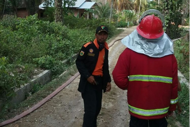 Suherdi (40) seorang relawan RAPI JZ01DAS dan seorang petugas pemadam kebakaran bersiaga di lokasi meledaknya sumur minyak tradisional di Desa Pasir Putih, Kecamatan Ranto Perlak, Kabupaten Aceh Timur.