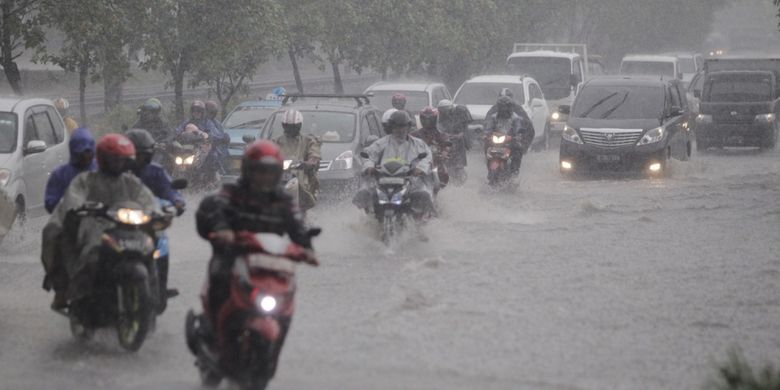 Tergenang air - Genangan air terjadi saat hujan melanda di kawasan Slipi, Jakarta, beberapa waktu lalu