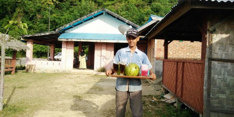 Pelayan mengangkat minuman untuk wisatawan di obyek wisata Lhok Seudu, Desa Desa Teupin Layeu, Kecamatan Leupueng, Kabupaten Aceh Besar, Aceh, Jumat (29/12/2017).