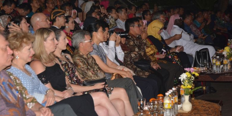 Para duta besar negara asing mengaku terpukau menyaksikan secara langsung Pentas Seni Budaya oleh perwakilan Kota Salatiga berupa Pergelaran Sendratari Ramayana dengan judul Banjaran Shinta, Sabtu (21/4/2018) malam di Anjungan Jawa Tengah Taman Mini Indonesia Indah (TMII) Jakarta.