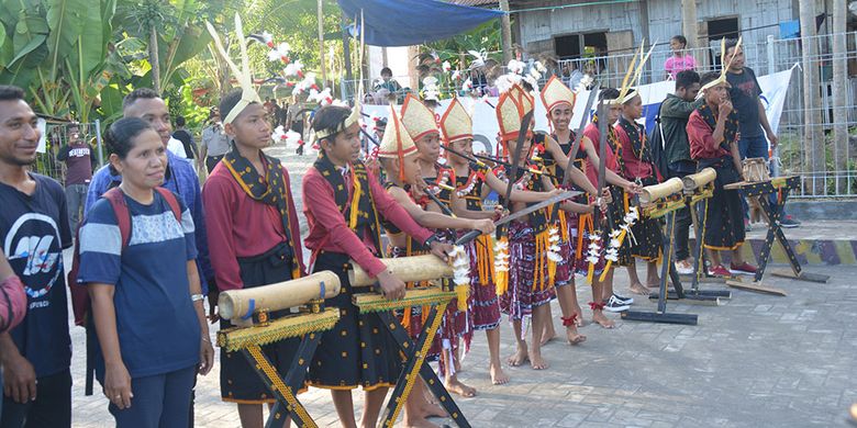 Kaum milenial Maupongo, Kecamatan Maupongo, Kabupaten Nagekeo, Selasa (26/2/2019) menggerakkan pemuda lintas ilmu dan agama untuk melaksakanan Festival Pantai Enagera I. Pantai Enagera adalah pantai yang masih minim promosoi. Festival ini mempromosikan berbagai tarian khas Nagekeo. 