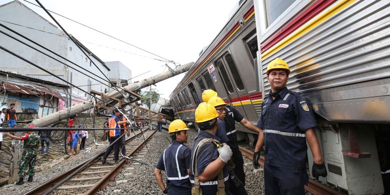 Kereta Api 1722 jurusan Jatinegara menuju Bogor anjlok saat melintas di antara Stasiun Cilebut dan Bogor, Minggu (10/3/2019). Akibatnya, enam orang mengalami luka-luka dan sejumlah perjalanan KRL lintas Jakarta Kota-Bogor terganggu.